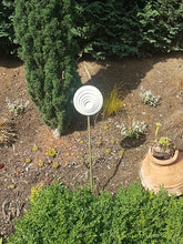 Lade das Bild in den Galerie-Viewer, Betondeko Relieffscheibe Gartenstecker