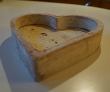 Lade das Bild in den Galerie-Viewer, Deko Herzschalen aus Beton