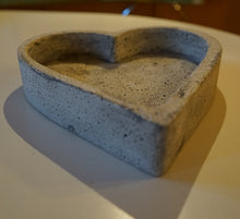 Lade das Bild in den Galerie-Viewer, Deko Herzschalen aus Beton