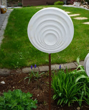 Lade das Bild in den Galerie-Viewer, Betondeko Relieffscheibe Gartenstecker