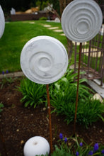 Lade das Bild in den Galerie-Viewer, Betondeko Relieffscheibe Gartenstecker