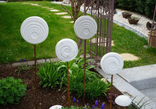 Lade das Bild in den Galerie-Viewer, Betondeko Relieffscheibe Gartenstecker