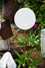 Lade das Bild in den Galerie-Viewer, Betondeko Relieffscheibe Gartenstecker