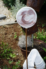 Lade das Bild in den Galerie-Viewer, Betondeko Relieffscheibe Gartenstecker