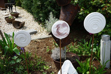 Lade das Bild in den Galerie-Viewer, Betondeko Relieffscheibe Gartenstecker