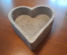 Lade das Bild in den Galerie-Viewer, Deko Herzschalen aus Beton