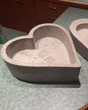 Lade das Bild in den Galerie-Viewer, Deko Herzschalen aus Beton