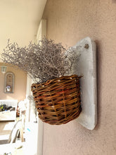 Lade das Bild in den Galerie-Viewer, Bepflanzbare Betondekoplatten mit Weidenkörbchen